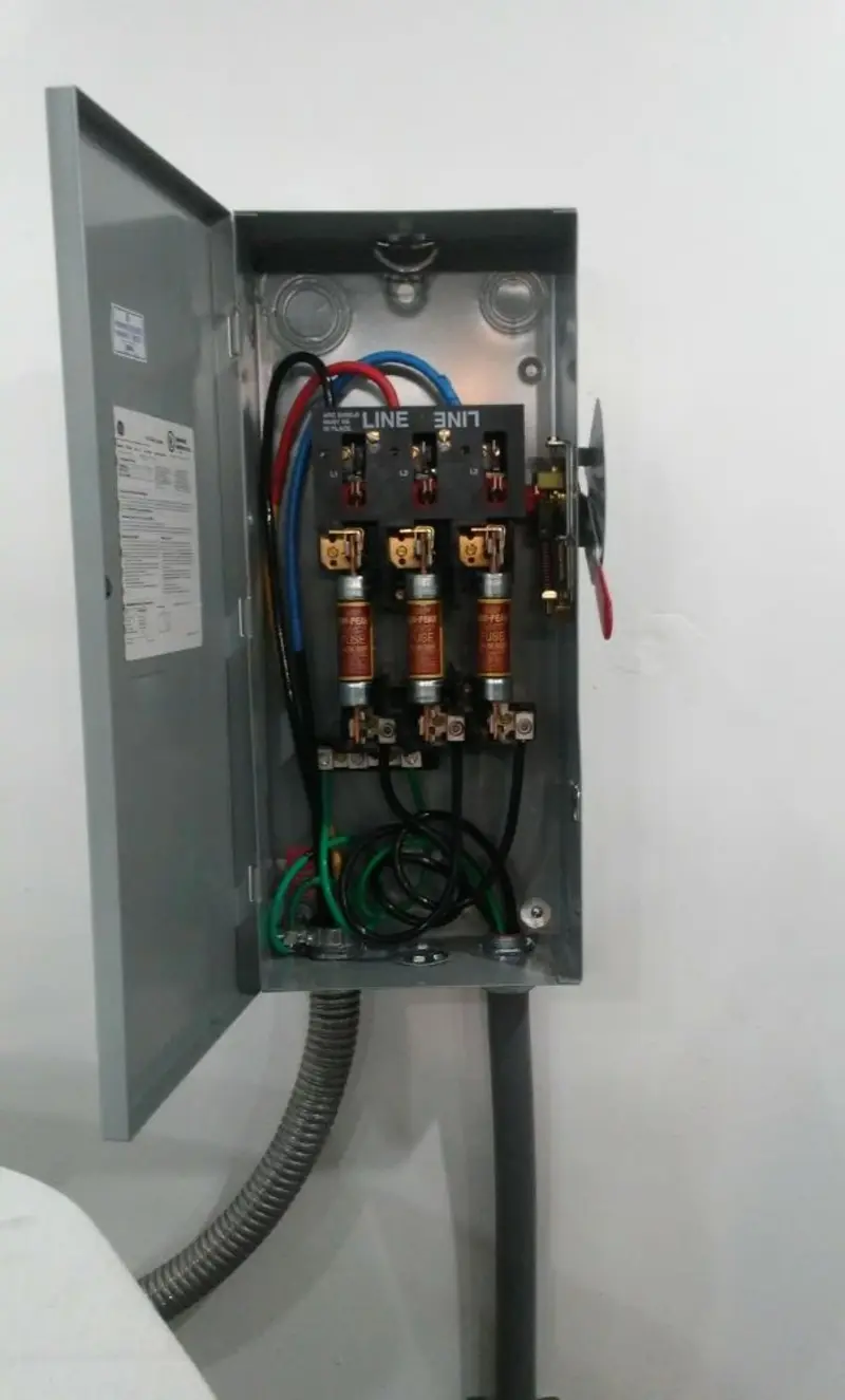Three-phase disconnect switch installed for Smoke Detector Installation in Kilgore